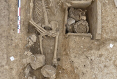 S&eacute;pulture &agrave; inhumation dont le d&eacute;funt a &eacute;t&eacute; d&eacute;pos&eacute; sur le dos avec la t&ecirc;te &agrave; l'est et les pieds &agrave; l'ouest. Au sud, le coffrage est un d&eacute;p&ocirc;t plus ancien.  1 bis rue de l'Abattoir, N&icirc;mes (Gard), 2022  &copy; Claire Terrat, Inrap
