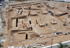 Vue d'ensemble de la fouille et de la n&eacute;cropole protohistorique, 510/400 avant J.-C.  Sur la photo, les murs en terre des enclos sont indiqu&eacute;s en noir, les s&eacute;pultures en rouge. Les colonnes&nbsp; laiss&eacute;es en place sont des &eacute;l&eacute;ments de fondation du b&acirc;timent de la Poste, d&eacute;moli juste avant la fouille arch&eacute;ologique.  8 rue de Verdun / rue Henri Revoil, N&icirc;mes (Gard), 2020.  &copy; Jacqueline Couri&egrave;re, Inrap