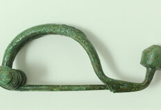 Fibule en bronze de la tombe SP2041, 510/450 avant J.-C.  8 rue de Verdun / rue Henri Revoil, N&icirc;mes (Gard), 2020.  &copy; Antoine Ratsimba, Inrap