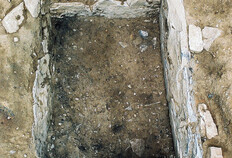 B&ucirc;cher en fosse en coffrage de dalles, fin Ier-IIe si&egrave;cle&nbsp;apr&egrave;s J.-C.  78 avenue Jean-Jaur&egrave;s, N&icirc;mes (Gard), 2003.  &copy; Yves Manniez, Inrap