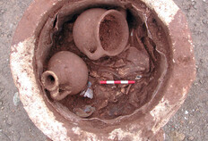 Vase ossuaire en plomb dans un contenant en pierre, milieu Ier si&egrave;cle apr&egrave;s J.-C.  Une cruche et un gobelet en c&eacute;ramique ont &eacute;t&eacute; d&eacute;pos&eacute;s sur les restes osseux br&ucirc;l&eacute;s du d&eacute;funt (un adulte de sexe ind&eacute;termin&eacute;).  78 avenue Jean-Jaur&egrave;s, N&icirc;mes (Gard), 2003.  &copy; Val&eacute;rie Bel, Inrap