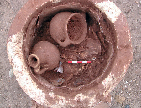 Vase ossuaire en plomb dans un contenant en pierre, milieu Ier si&egrave;cle apr&egrave;s J.-C.  Une cruche et un gobelet en c&eacute;ramique ont &eacute;t&eacute; d&eacute;pos&eacute;s sur les restes osseux br&ucirc;l&eacute;s du d&eacute;funt (un adulte de sexe ind&eacute;termin&eacute;).  78 avenue Jean-Jaur&egrave;s, N&icirc;mes (Gard), 2003.  &copy; Val&eacute;rie Bel, Inrap 