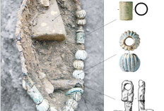 Lot d'amulettes et peson en terre cuite d&eacute;pos&eacute;s dans l'inhumation d'un enfant d&eacute;c&eacute;d&eacute; &agrave; l'&acirc;ge d'environ 9 mois, 50-100 apr&egrave;s J.-C.  Protectrices du nourrisson, ces amulettes &eacute;taient constitu&eacute;es de perles c&ocirc;tel&eacute;es en fritte, de perles et d'anneaux en bronze et d'une clef en fer enfil&eacute;es sur un anneau en fer. La tombe en coffrage de dalles contenait &eacute;galement une monnaie et un petit pot ans&eacute; en c&eacute;ramique.  78 avenue Jean-Jaur&egrave;s, N&icirc;mes (Gard), 2003.  &copy; Yves Manniez, St&eacute;phane Lancelot, Inrap