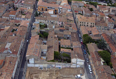 Vue a&eacute;rienne du chantier vers l'ouest, entre les rues &Eacute;mile-Jamais &agrave; gauche et Mareschal &agrave; droite. On devine l'avenue Jean-Jaur&egrave;s en arri&egrave;re-plan.  24 rue Emile-Jamais, N&icirc;mes (Gard), 2014  &copy; Mathieu Raffier, Inrap
