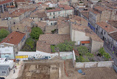 Vue a&eacute;rienne du chantier vers l'est. On devine l'&eacute;glise Saint-Paul et l'&Eacute;cusson m&eacute;di&eacute;val en arri&egrave;re-plan.  24 rue Emile-Jamais, N&icirc;mes (Gard), 2014  &copy; Mathieu Raffier, Inrap