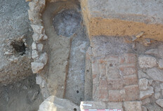 Cuisine du d&eacute;but du Haut-empire.  Compl&eacute;ment&nbsp;: &Agrave; cette &eacute;poque, les cuisines n&icirc;moises sont petites (4 m&sup2; en moyenne) et &eacute;quip&eacute;es d'une table &agrave; feu en briques et d'un four domestique &agrave; cloche de type tanour oriental pour cuire des galettes.  33 rue Rouget de Lisle, N&icirc;mes (Gard), 2021  &copy; Antoine Boisson, Inrap