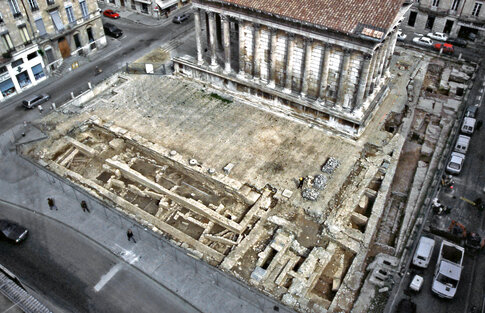 Vue g&eacute;n&eacute;rale de la fouille en 1991.  Parvis de la Maison Carr&eacute;e, N&icirc;mes (Gard), 1991  &copy; Marc C&eacute;li&eacute;, Inrap 