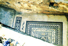 Vue de la mosa&iuml;que au nageur noir d&eacute;couverte en 1991.  Parvis de la Maison Carr&eacute;e, N&icirc;mes (Gard), 1991  &copy; Marc C&eacute;li&eacute;, Inrap