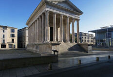 Vue de la Maison Carr&eacute;.  Parvis de la Maison Carr&eacute;e, N&icirc;mes (Gard), 1991  &copy; Marc C&eacute;li&eacute;, Inrap