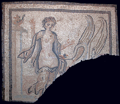 &laquo;&nbsp;Fontaine des B&eacute;n&eacute;dictins&nbsp;&raquo;, mosa&iuml;que de L&eacute;da s&eacute;duite par Jupiter m&eacute;tamorphos&eacute; en cygne, collection Mus&eacute;e de la Romanit&eacute;.  Fontaine des B&eacute;n&eacute;dictins, N&icirc;mes (Gard), 1982  &copy; Bertrand Houix, Inrap 