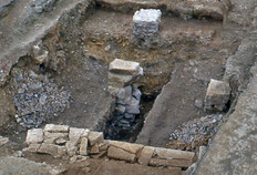 Piles de fondation install&eacute;es au Ier si&egrave;cle apr&egrave;s J.-C. dans le comblement du foss&eacute; de l'enceinte. Au premier-plan, l'un des murs qui encadraient ce foss&eacute;.  Place Jules-Guesde, N&icirc;mes (Gard), 1987  &copy; Marc C&eacute;li&eacute;, Inrap