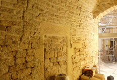 D&eacute;tail de la ma&ccedil;onnerie du porche d'entr&eacute;e au rez-de-chauss&eacute;e, entre la rue et la cour (celle-ci au dernier plan). Le mur et sa porte d'acc&egrave;s vers la pi&egrave;ce du sud-est de la maison sont du premier &eacute;tat (XVe si&egrave;cle).&nbsp;&nbsp;16 rue de l'Aspic, N&icirc;mes (Gard), 2020&nbsp;  &copy; Odile Maufras, Inrap