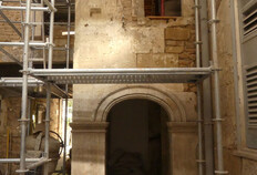 Partie basse de la tourelle d'escalier de l'&eacute;tat 3.&nbsp;La mod&eacute;nature (forme des moulures) du linteau de la porte d'acc&egrave;s du rez-de-chauss&eacute;e adopte un style connu d&egrave;s les ann&eacute;es 1540 en &Icirc;le-de-France et en Bourgogne et utilis&eacute; en Languedoc pendant toute la seconde moiti&eacute; du XVIe si&egrave;cle.&nbsp;16 rue de l'Aspic, N&icirc;mes (Gard), 2020&nbsp;  &copy; Odile Maufras, Inrap