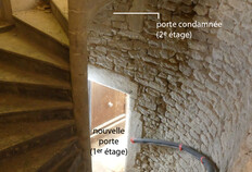 L'escalier au cours de l'&eacute;tat 4 (fin XVIe si&egrave;cle) ; avec la nouvelle r&eacute;volution de marches desservant la nouvelle porte de la loggia du 1er &eacute;tage (porte du bas) et la base condamn&eacute;e de la porte d'acc&egrave;s &agrave; la loggia du 2e &eacute;tage, remplac&eacute;e par une porte plus haute, hors clich&eacute;.16 rue de l'Aspic, N&icirc;mes (Gard), 2020&nbsp;  &copy; Michel Piskorz, Inrap