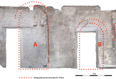 La façade sur cour ou jardin du mur de la grande chambre du 1er étage, vu de l'intérieur. On note, autour et au-dessus des portes d'époque moderne (à droite) ou contemporaine (à gauche), les vestiges des deux portes d'origine obstruées. L'une est très haute (A), ouvrant sur la partie de la pièce servant de réception. L'autre plus basse, accédant à une partie privative de la chambre ou à un espace de service (B).1 rue de la Madeleine, Maison romane, Nîmes (Gard), 2019 © Odile Maufras, Inrap