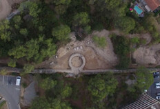 Vue a&eacute;rienne des trois tours de la fouille programm&eacute;e sur la colline de Montaury.  &copy; Richard Pell&eacute;, Inrap