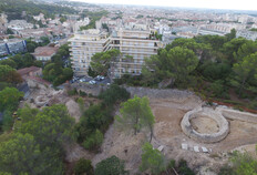 Vue a&eacute;rienne des deux tours Peysson d&eacute;gag&eacute;es lors de la fouille programm&eacute;e sur la colline de Montaury.  &copy; Richard Pell&eacute;, Inrap
