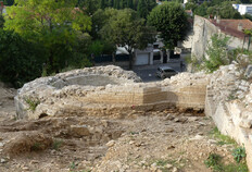 La tour Peysson 1, octogonale, d&eacute;gag&eacute;e lors de la fouille programm&eacute;e sur la colline de Montaury.  &copy; Richard Pell&eacute;, Inrap
