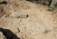 Blocs en grand appareil retrouv&eacute;s dans les gravats de la destruction de la tour Peysson 2, circulaire, d&eacute;gag&eacute;s lors de la fouille programm&eacute;e sur la colline de Montaury.  &copy; Richard Pell&eacute;, Inrap