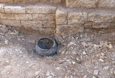 Marmite en c&eacute;ramique d&eacute;pos&eacute;e dans l'engravure du rocher &agrave; la base de la fondation de la tour Peysson 2, d&eacute;gag&eacute;e lors de la fouille programm&eacute;e sur la colline de Montaury.  &copy; Richard Pell&eacute;, Inrap