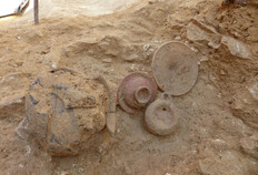Le d&eacute;p&ocirc;t s&eacute;pulcral dans la tombe d'un p&eacute;rinatal dont les ossements ont disparu&nbsp;; de gauche &agrave; droite, petites perles en p&acirc;te de verre, gobelet, coupelle, lampe &agrave; huile et couvercle.  &copy; Richard Pell&eacute;, Inrap