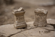 Autels miniatures d&eacute;couverts dans une maison du Ier si&egrave;cle de notre &egrave;re.  Compl&eacute;ment&nbsp;: Similaires, l'un d'entre eux est d&eacute;di&eacute; aux Proxumes, divinit&eacute;s gauloises.  33 rue Rouget de Lisle, N&icirc;mes (Gard), 2021  &copy; Pascal Bois, Inrap