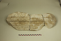 Cimaise en marbre ornant le sommet d'un petit monument.  33 rue Rouget de Lisle, N&icirc;mes (Gard), 2021  &copy; Ghislain Vincent, Inrap