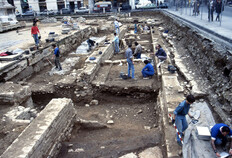 Vue de la fouille, c&ocirc;t&eacute; ouest.  Parvis de la Maison Carr&eacute;e, N&icirc;mes (Gard), 1991  &copy; Marc C&eacute;li&eacute;, Inrap