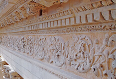 D&eacute;tail de l'entablement de la Maison Carr&eacute;.  &copy; Ville de N&icirc;mes