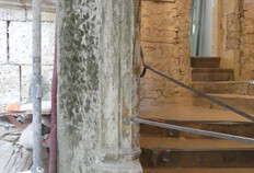 La fenêtre de l'escalier en vis, prenant sa lumière dans la cour. L'encadrement présente des moulures en usage dans la seconde moitié du XVe et au début du XVIe siècle, qui permettent la datation de la réfection de l'escalier.1 rue de la Madeleine, Maison romane, Nîmes (Gard), 2019 © Odile Maufras, Inrap