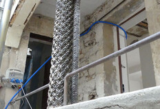 La colonnette romane d'une fenêtre géminée de la maison d'origine, remployée au XIXe siècle dans la loggia sur cour du dernier étage. Elle montre, comme le reste du décor sculpté du 1er étage, un décor très fourni réalisé avec beaucoup de finesse.1 rue de la Madeleine, Maison romane, Nîmes (Gard), 2019 © Odile Maufras, Inrap