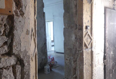 La porte de circulation entre la loggia et la chambre du 1er étage, refaite au XVIe siècle, avec un encadrement en pierre orné de losanges et de baguettes qui soulignent les montants et le linteau. Ce type de moulure se retrouve dans plusieurs demeures nîmoises de la Renaissance. 1 rue de la Madeleine, Maison romane, Nîmes (Gard), 2019 © Marie Rochette, Inrap