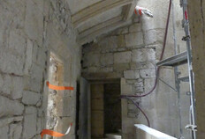 La loggia du premier étage avec son garde-corps plein (sans balustres) et sa voûte de couverture en demi berceau sur nervures moulurées de style gothique tardif.1 rue de la Madeleine, Maison romane, Nîmes (Gard), 2019 © Marie Rochette, Inrap