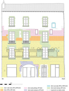 Les étapes de l'évolution de la façade sur rue de la Maison Romane du XIIe-XIIIe siècle à nos jours. Les couleurs correspondent aux dates de la maçonnerie des parements et des éléments sculptés. Les éléments du décor roman qui sont en place en place figurent donc de la couleur de l'état 1 de la construction, tandis que ceux qui ont été remaniés sont représentés avec la couleur des travaux du XIXe siècle. Fond de plan SARL NDA, Nîmes1 rue de la Madeleine, Maison romane, Nîmes (Gard), 2019 © Odile Maufras, Inrap
