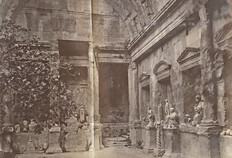 Vue du temple de Diane dans les ann&eacute;es 1880, servant de lieu de d&eacute;p&ocirc;t et d'exposition d'inscriptions et sculptures (auteur non connu).  &copy; Collection Mus&eacute;e des antiquit&eacute;s nationales.