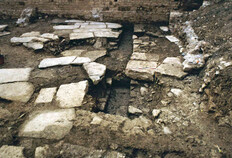 Dallage de la rue en fonction durant le dernier quart du Ier si&egrave;cle avant J.-C.  Place d'Assas, N&icirc;mes (Gard), 2003&nbsp; &copy; Michel Piskorz, Inrap 