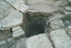 Le puits de la premi&egrave;re moiti&eacute; du Ier si&egrave;cle apr&egrave;s J.-C. transper&ccedil;ant l'&eacute;pais dallage de l'ancienne rue du dernier quart du Ier si&egrave;cle avant J.-C.  Place d'Assas, N&icirc;mes (Gard), 2003&nbsp;  &copy; Richard Pell&eacute;, Inrap  
