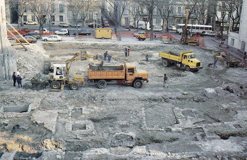 Vue g&eacute;n&eacute;rale de la fouille de la ZAC des Halles lors des terrassements pr&eacute;liminaires.&nbsp;&nbsp;Zac des Halles, N&icirc;mes (Gard), 1990  &copy; Martial Monteil, Nantes Universit&eacute; 