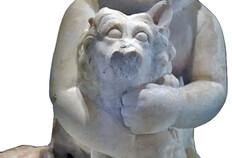 Sculpture en marbre blanc d&eacute;couverte dans une des fosses post&eacute;rieures &agrave; l'abandon des thermes et des maisons (hauteur totale 60 cm).L'enfant, potel&eacute;, la chevelure trait&eacute;e en boucles, joue avec un petit chien aux oreilles pointues. Son v&ecirc;tement visible derri&egrave;re lui sert d'appui au groupe. Cette �uvre, dat&eacute;e du Ier s. de n. &egrave;. est comparable &agrave; d'autres qui ornaient des fontaines.Cette sculpture est aujourd'hui expos&eacute;e au mus&eacute;e de la Romanit&eacute;. Un moulage est &eacute;galement visible &agrave; la coupole des Halles.&nbsp;Zac des Halles, N&icirc;mes (Gard), 1990  &copy; Mus&eacute;e de la Romanit&eacute;