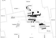 Plan des vestiges au Ier siècle après J.-C. sur la fouille de la rue de l'Agau. Les sols construits sont indiqués en gris. 67 rue de l'Agau et 3 rue Claude-Brousson, Nîmes (Gard), 1994 © Martial Monteil, Nantes Université