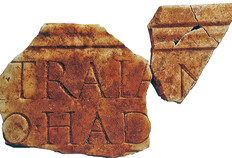 Fragment d'inscription grav&eacute;e sur plaque de marbre et dat&eacute;e entre 117 et 138 apr&egrave;s J.-C., en raison d'une titulature imp&eacute;riale celle d'Hadrien, successeur de Trajan.  Les A.G.F., 1 bis avenue Jean-Jaur&egrave;s, N&icirc;mes (Gard), 1984  &copy; Mus&eacute;e arch&eacute;ologique de N&icirc;mes