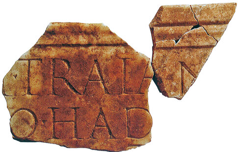 Fragment d'inscription grav&eacute;e sur plaque de marbre et dat&eacute;e entre 117 et 138 apr&egrave;s J.-C., en raison d'une titulature imp&eacute;riale celle d'Hadrien, successeur de Trajan.  Les A.G.F., 1 bis avenue Jean-Jaur&egrave;s, N&icirc;mes (Gard), 1984  &copy; Mus&eacute;e arch&eacute;ologique de N&icirc;mes 