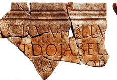 Fragment d'inscription grav&eacute;e sur plaque de marbre mentionnant le coll&egrave;ge des utriculaires et l'un de ses bienfaiteurs, Titus Iulius Dolabella.&nbsp;  Les A.G.F., 1 bis avenue Jean-Jaur&egrave;s, N&icirc;mes (Gard), 1984  &copy; Mus&eacute;e arch&eacute;ologique de N&icirc;mes  