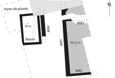 Plan des vestiges d&eacute;couverts au 36 rue Florian&nbsp;:Partie d'une maison constitu&eacute;e de deux pi&egrave;ces ouvrant sur une cour &agrave; l'ouest, par l'interm&eacute;diaire d'une galerie &agrave; sol de terre battue. Le bassin fontaine &eacute;tait aliment&eacute; en eau par une borne.  36 rue Florian, N&icirc;mes (Gard), 1989  &copy; Martial Monteil, Nantes Universit&eacute;