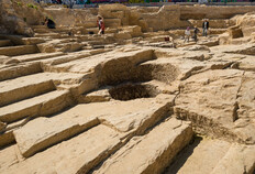N&eacute;gatifs de blocs dans la carri&egrave;re grecque archa&iuml;que. Ces blocs longs et &eacute;troits peuvent correspondre &agrave; des linteaux, des marches d'escalier, �ou avoir d'autres usages. Au centre du clich&eacute;, un puits ou citerne moderne creus&eacute; dans le rocher. &copy; Denis Gliksman, Inrap 2017.