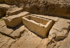 Sarcophage en cours d'extraction abandonn&eacute; dans la carri&egrave;re au d&eacute;but du Ve s. avant notre &egrave;re. La cuve a &eacute;t&eacute; enti&egrave;rement d&eacute;tour&eacute;e et en partie &eacute;vid&eacute;e mais elle n'a pas encore &eacute;t&eacute; d&eacute;tach&eacute;e du rocher. Le travail a &eacute;t&eacute; interrompu car un joint de stratification situ&eacute; au milieu du sarcophage rendait son enl&egrave;vement impossible.