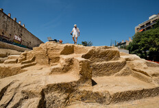 Traces d'escoude (outil dot&eacute; d'un long manche et au tranchant perpendiculaire &agrave; ce manche, utilis&eacute; pour creuser les tranch&eacute;es de havage et d&eacute;tourer les blocs &agrave; extraire) sur des fronts de taille du Ve&nbsp;s. avant notre &egrave;re.