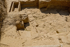 Deux cuves de sarcophages inachev&eacute;es et abandonn&eacute;es dans la carri&egrave;re grecque archa&iuml;que.