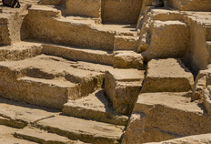 Relev&eacute;s et descriptions minutieuses au milieu des fronts de taille grecs archa&iuml;ques. Les carriers se sont adapt&eacute;s aux nombreux d&eacute;fauts du rocher, ce qui explique l'apparente inorganisation des fronts de taille.