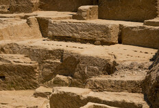 Deux cuves de sarcophages inachev&eacute;es et abandonn&eacute;es dans la carri&egrave;re grecque archa&iuml;que.